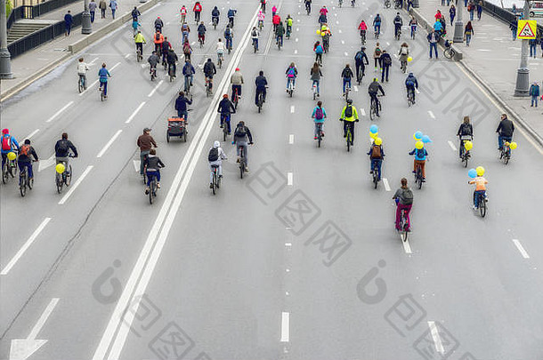 大集团骑自行车街城市马拉松回来认不出来体育运动健康的生活方式概念背景的地方文本