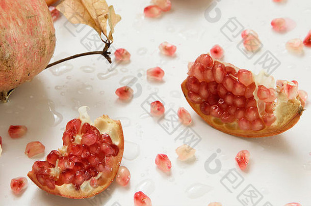 水果背景生石榴白色背景健康的季节食物化妆品概念