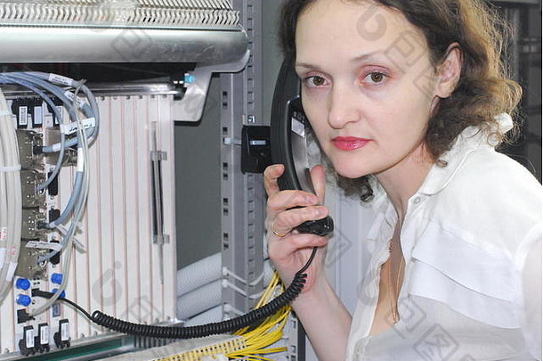 女人工作技术网站移动切换中心连接细胞手机