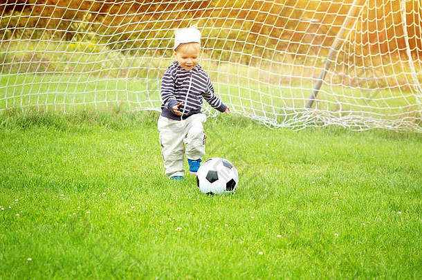 男孩玩足球场盖茨