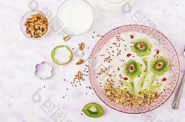 美味的健康的燕麦片粥猕猴桃石榴坚果健康的早餐健身食物适当的营养前视图