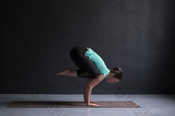 年轻的女人练习<strong>瑜伽</strong>起重机锻炼巴卡萨纳构成工作