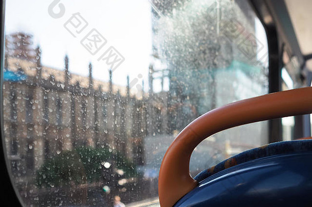 脏水标志着公共汽车窗口伦敦