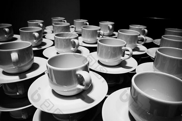 堆放咖啡杯会议