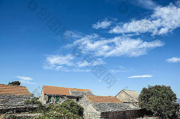 石头乡村房子蓝色的夏天天空