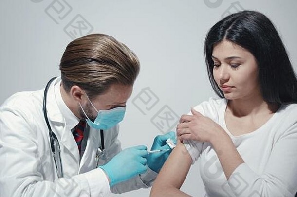 医生给疫苗接种病人