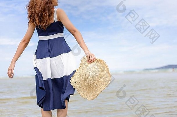 女人光着脚走夏天波海水沙子海滩
