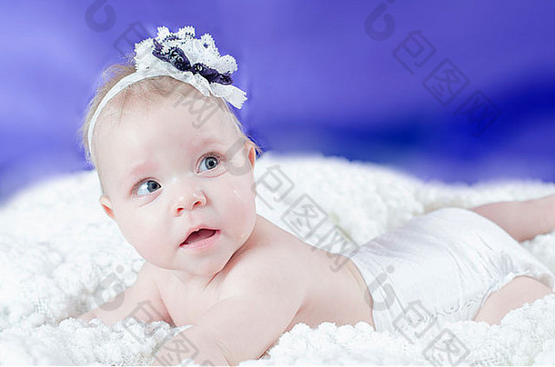 婴儿女孩紫色缎背景