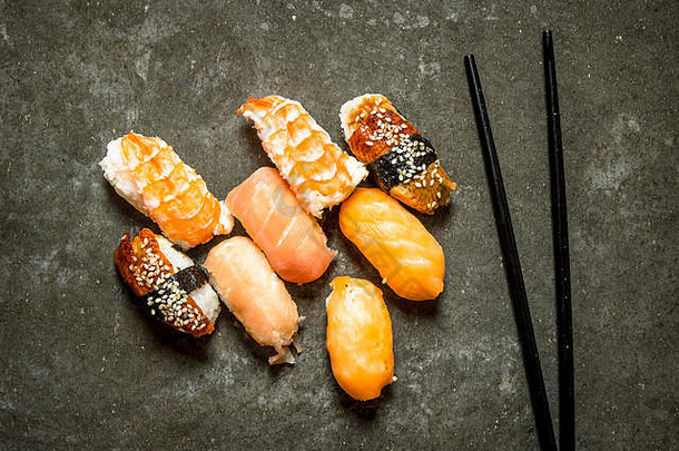 新鲜的寿司海鲜石头表格