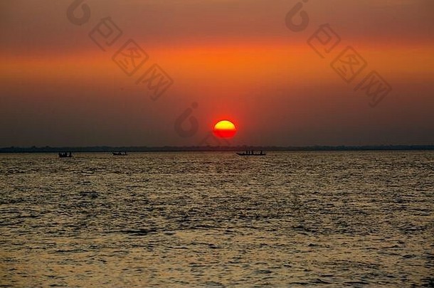 色彩斑斓的金日落海Fishermans返回首页鱼手动日落煳萨马吉海滩专区孟加拉国