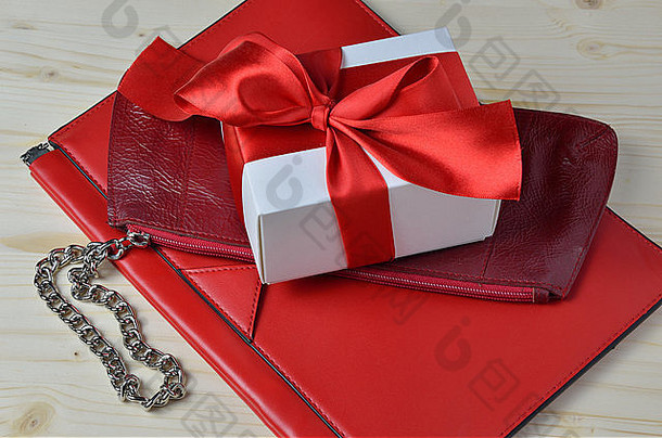 排序红色的人工皮革钱包奢侈品白色礼物盒子柔滑的丝带
