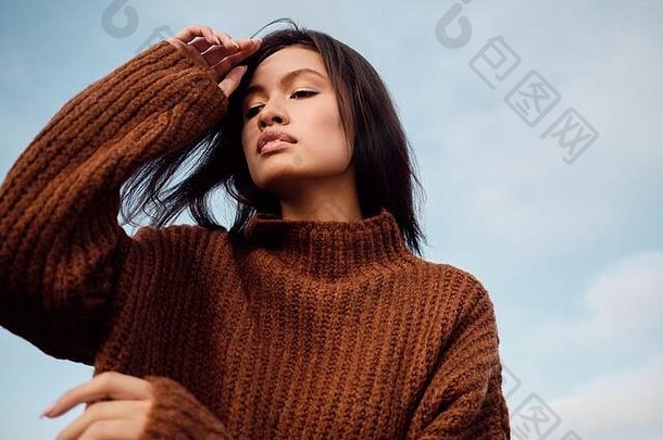 肖像华丽的亚洲浅黑肤色的女人女孩舒适的针织毛衣好色地摆姿势户外