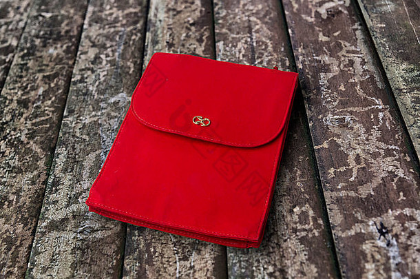 红色的手提包用板条做的木背景