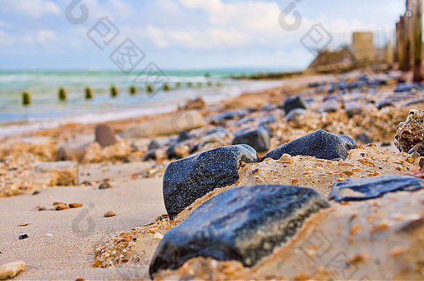 低地面视图石质的海滩前景焦点软背景