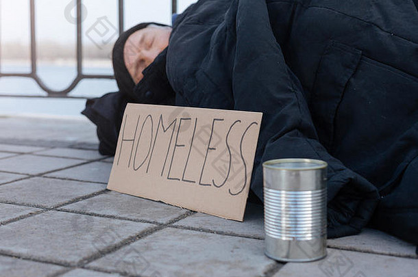 一边视图照片无家可归的人人休息
