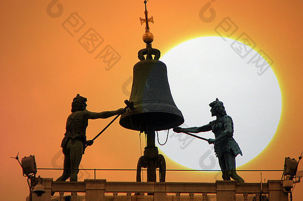 太阳设置标志着钟楼威尼斯