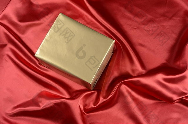 礼物盒子金颜色背景红色的布