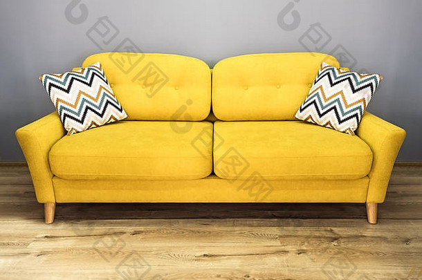 绿色柠檬黄色的沙发枕头软柠檬沙发上现代窟室内灰色的墙木地板上