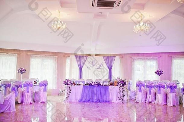 美丽的婚礼紫色的集装饰餐厅