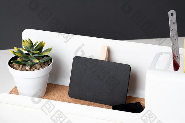 黑色的剪辑黑板上现代铅笔盒子绿色植物白色能表格黑暗灰色墙办公室桌子上模拟空间显示设计