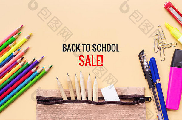 回来学校出售背景色彩斑斓的颜色铅笔文具袋黄色的背景复制空间