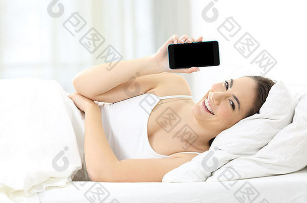 快乐女人显示空白聪明的电话屏幕床上首页