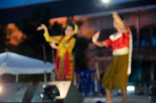模糊运动泰国人舞者跳舞泰国风格显示人传统的文化泰国节日下雨塔南市场