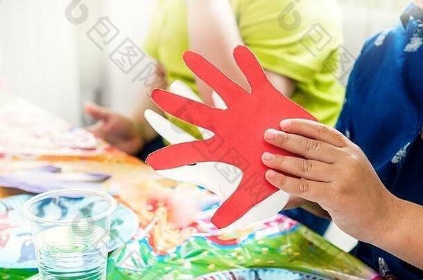 孩子的手玩纸板红色的棕榈孩子们的类幼儿园教育类孩子们