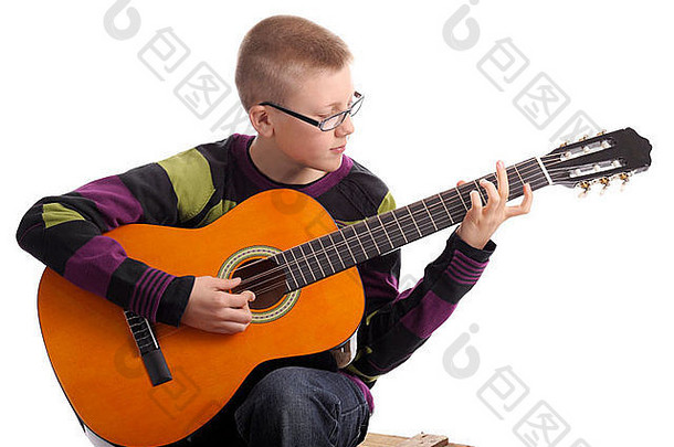 男孩玩音响吉他孤立的白色背景