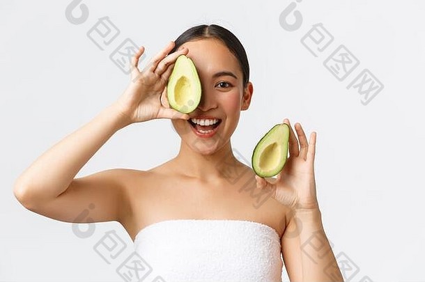 美个人护理水疗中心护肤品概念美丽的快乐亚洲女人浴毛巾显示鳄梨块微笑滋养皮肤脸