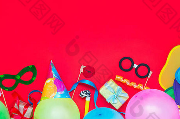 明亮的红色的节日背景聚会，派对工具装饰baloons有趣的狂欢节面具节日俗丽的快乐生日问候卡设计