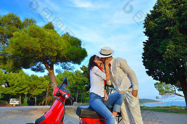 年轻的骑摩托车的人夫妇国家路天空