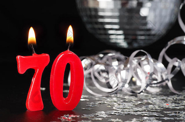 红色的蜡烛显示摘要背景生日周年纪念日聚会，派对
