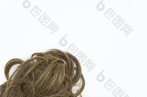 浅黑肤色的女人卷曲的头发一丛孤立的白色背景