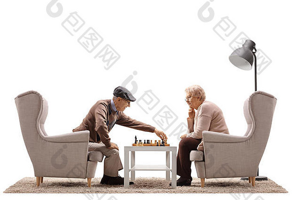 老年人坐着扶手椅玩国际象棋孤立的白色背景