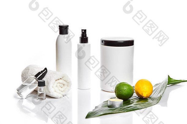 白色瓶柠檬石灰孤立的白色背景概念广告化妆品