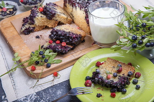 浆果蛋糕松饼蓝莓草莓绿色板木桌子上服务牛奶新鲜的浆果