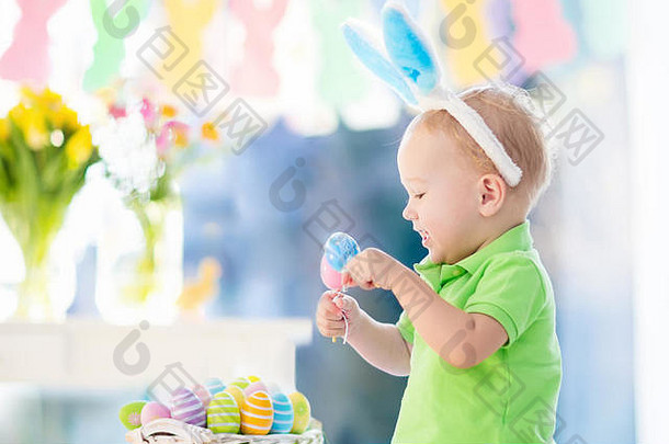 孩子们庆祝复活节有趣的快乐婴儿兔子耳朵玩复活节鸡蛋孩子有趣的复活节蛋亨特家庭首页装饰柔和的
