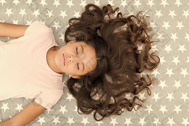 孩子完美的卷曲的发型护发<strong>素面</strong>具有机石油头发闪亮的健康的令人惊异的卷发提示使卷曲的自然女孩长卷曲的头发躺前视图护理头发晚上