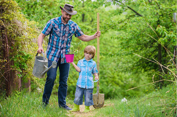 快乐地球一天家庭树奶妈生态农场小男孩孩子父亲农业浇水能铲花园设备父亲儿子牛仔他牧场喜欢园艺