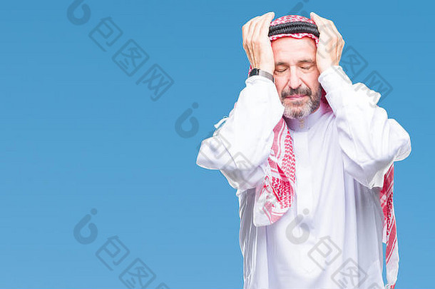 高级阿拉伯男人。穿阿拉伯人的头巾孤立的背景痛苦头疼绝望的强调疼痛偏头痛手头
