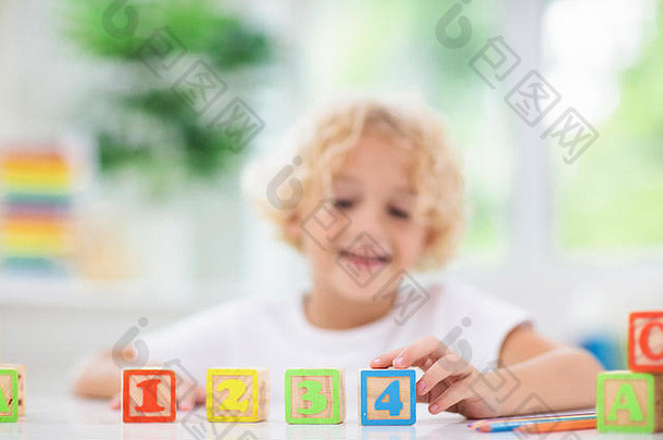 孩子学习信数字孩子色彩斑斓的木美国广播公司块男孩拼写单词教育块玩具孩子们学校首页