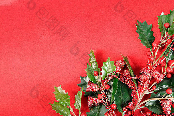 嫩枝冬青浆果红色的钟红色的丝绸圣诞节装饰