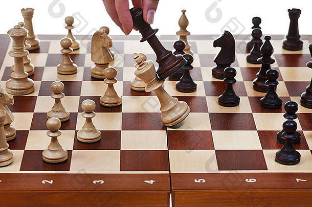 手黑色的王滴白色王棋盘国际象棋游戏