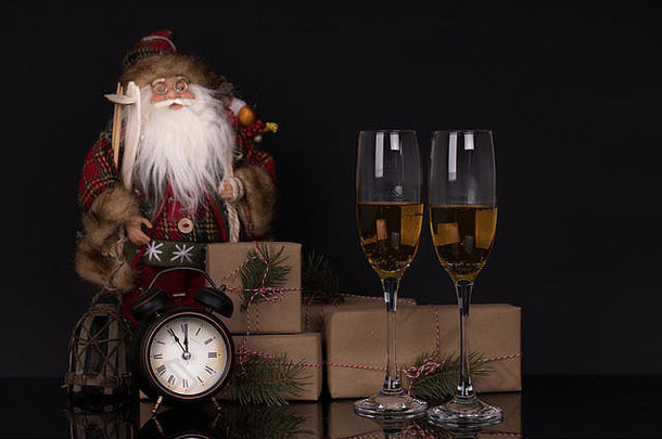 酒眼镜香槟圣诞老人老人时钟圣诞节礼物黑色的背景反射复制空间快乐圣诞节快乐