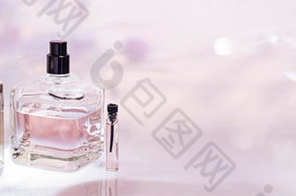 香水瓶取样器粉红色的花背景香水集合化妆品横幅