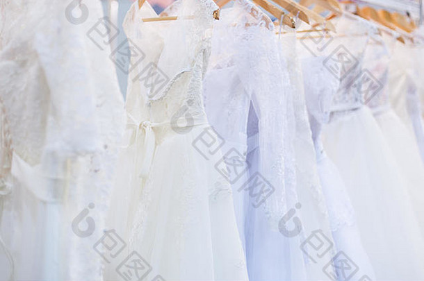 美丽的白色婚礼礼服挂计数器商店