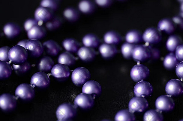 长串珠项链紫色的颜色黑暗背景关闭