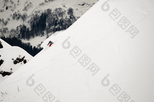 搭便车者滑雪下降陡峭的坡白色雪树高加索地区山