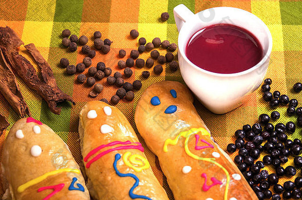 关闭传统的厄瓜多尔菜可乐莫拉达guaguas de pan锅色彩斑斓的面料